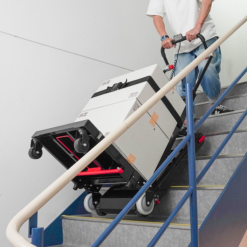 エレベーターが使えない現場での運搬課題を解決した事例【折り畳み電動階段のぼれる台車】
